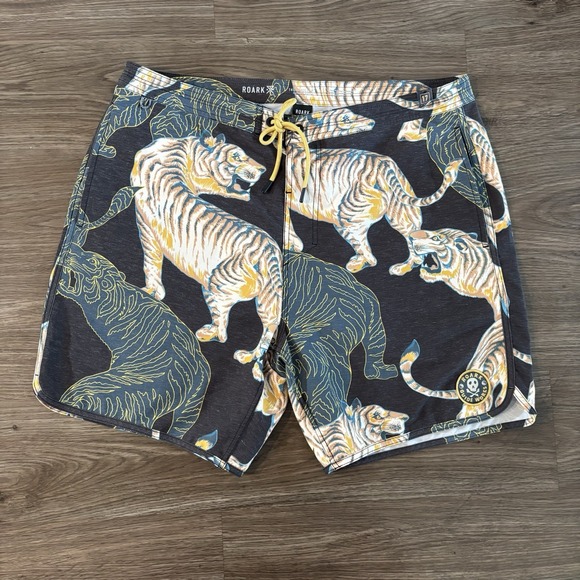 Roark Chiller 17" Scallop Boardshorts Black Shadow Tiger Mens Size 36 RB469 - Picture 1 of 7